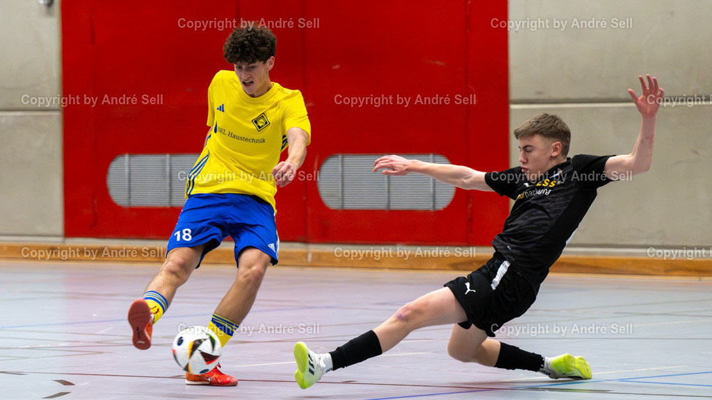 20250118_7034 | 21. A-Jugend-Turnier des VfR Neumünster um den KulturLokschuppen-Pokal 2025, VF 4 - JFV A/O/B/H/H U19 (schwarz) vs. Osterrönfelder TSV (gelb), Kevin Müller (Ahlerstedt #24) / Carl von Bargen (OTSV #18) - Realisiert mit Pictrs.com