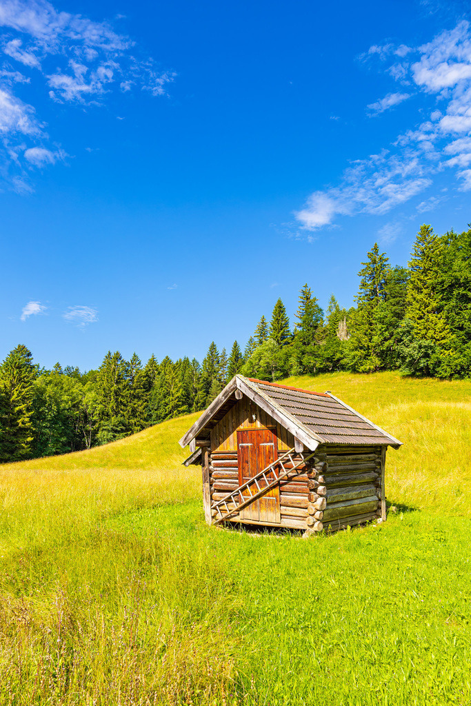 Heuhütte in den Buckelwiesen zwischen Mittenwald und Krün in Bayern | Heuhütte in den Buckelwiesen zwischen Mittenwald und Krün in Bayern.