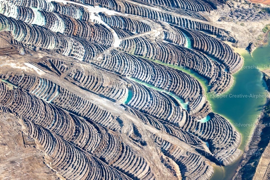 Lufbilder Bedburg-5787 | Schichten einer Bergbau- Abraumhalde " RWE Power AG " in Bedburg im Bundesland Nordrhein-Westfalen, Deutschland - Realisiert mit Pictrs.com