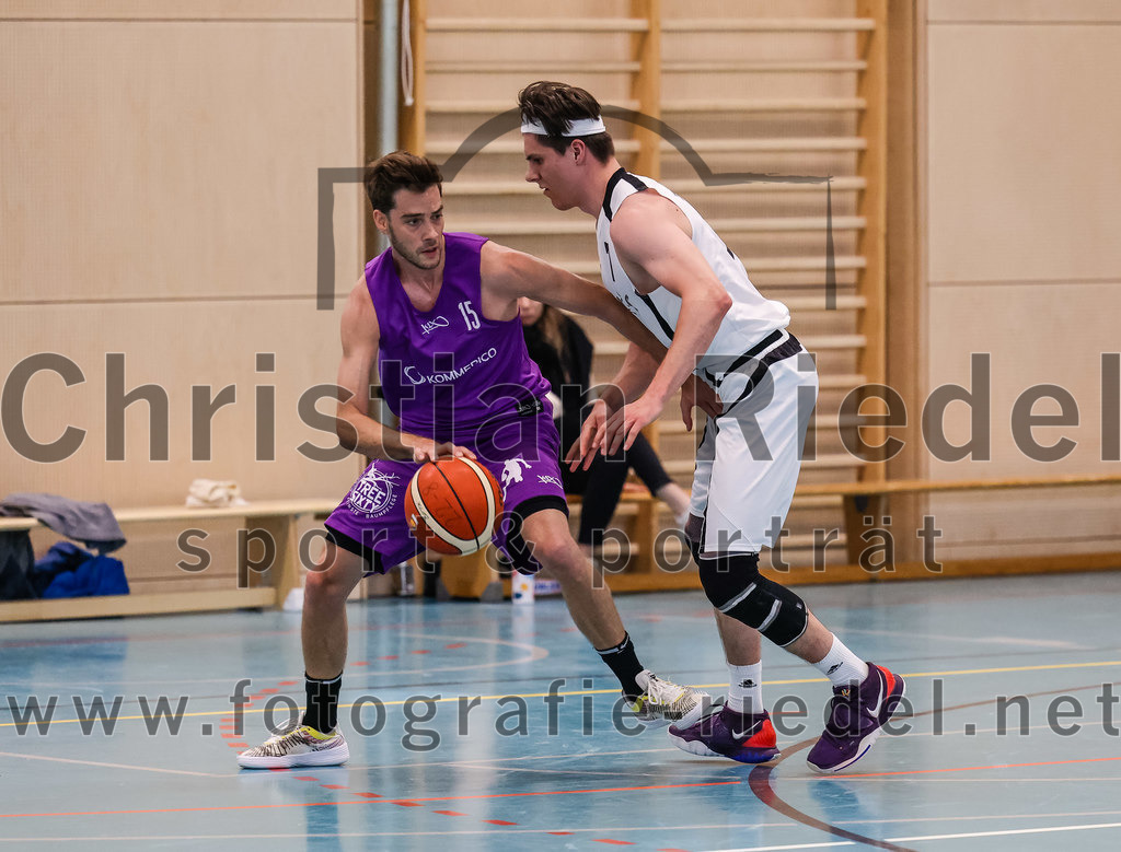 2022-05-01_018_TSV_Vaterstetten_gegen_DJK_Traunstein | Vaterstetten, Deutschland, 01.05.2022:
Basketball, Aufstiegsrunde zur Bayernliga 2021 / 2022, 5. Spieltag, TSV Vaterstetten gegen DJK Traunstein, Endergebnis: 87:79

Maximilian Hoernes (DJK Traunstein, #15), Bastian Heckner (TSV Vaterstetten, #7)

Foto: Christian Riedel / fotografie-riedel.net