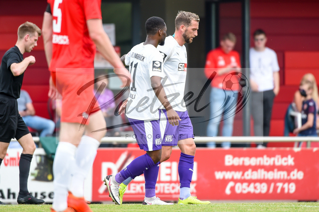 BSBOSN_20210626_0090 | Fussball, Herren: Marc Heider (VfL Osnabrueck) Torjubel, jubelt mit seiner Mannschaft nach dem Treffer zum 0:4 beim Testspiel zwischen TuS Bersenbrueck und VfL Osnabrueck im Hasestadion am 26.06.2021 in Bersenbrueck, Deutschland. - Realisiert mit Pictrs.com
