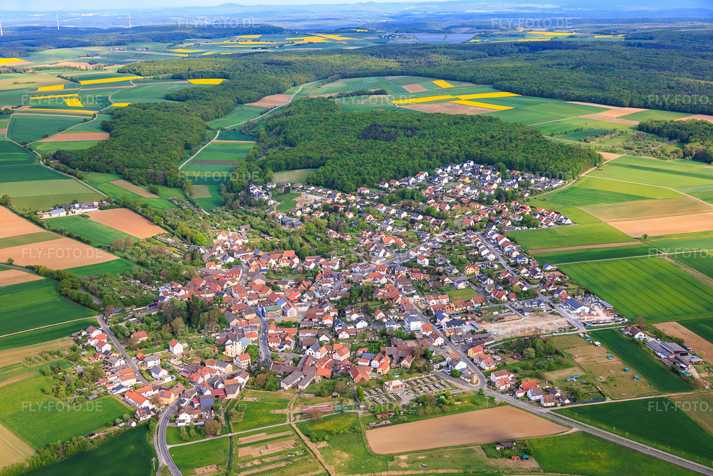 Luftbild: Ortsansicht von Südosten im Ortsteil Kützberg in Poppenhausen im Bundesland Bayern in Deutschland.Foto: IMG_156032.jpg vom 03.05.2026 durch Werner Riehm/FLY-FOTO.deAuflösung des Originals: 6000 x 4000 px