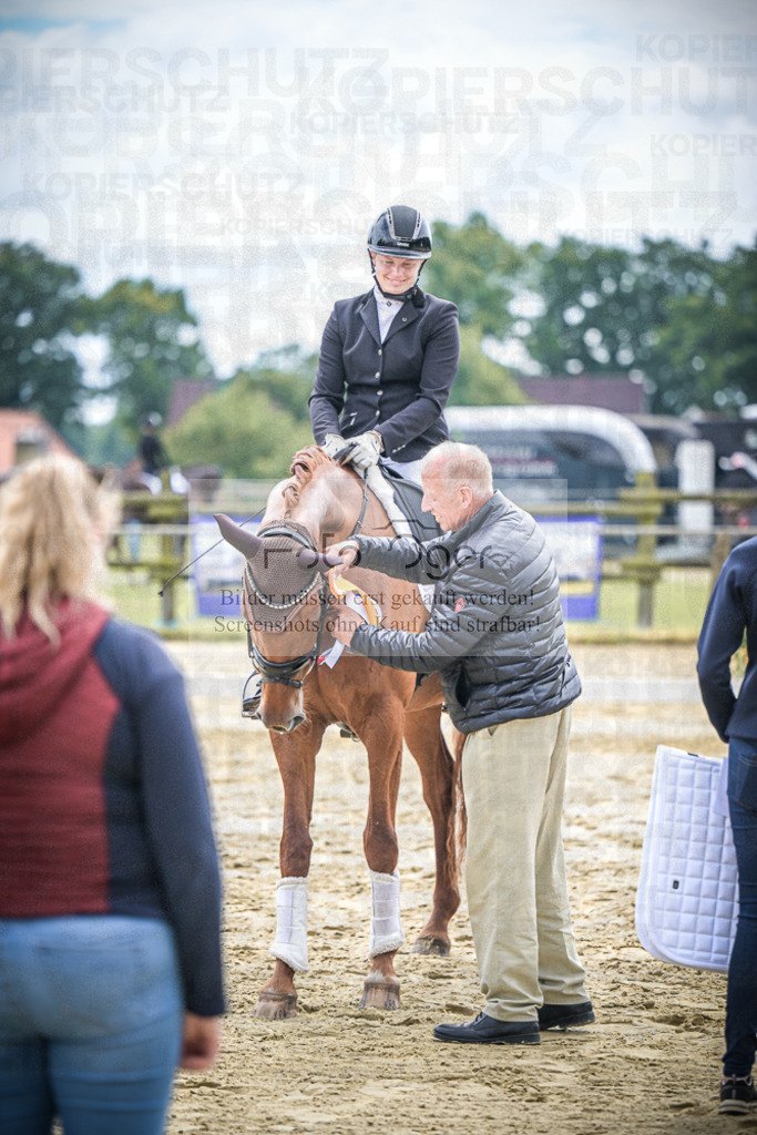 DOS_9874 | Entdecke hochwertige Reitturnierfotos von Foto Oger. Professionell, emotional und authentisch – jetzt Lieblingsmomente im Shop bestellen.Deutschlandweite Turnierfotografie. - Realisiert mit Pictrs.com
