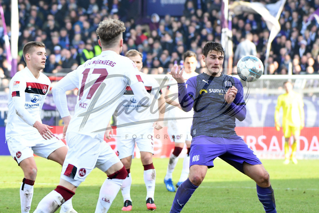 20200208_OSNFCN_0097 | Fußball, Herren: Benjamin Girth (VfL Osnabrueck) in Aktion, am Ball, Einzelaktion waehrend des Spiels der 2. Bundesliga zwischen VfL Osnabrueck und 1. FC Nuernberg im Stadion an der Bremer Bruecke am 08.02.2020 in Osnabrueck, Deutschland.DFB / DFL REGULATIONS PROHIBIT ANY USE OF PHOTOGRAPHS AS IMAGE SEQUENCES AND/OR QUASI-VIDEO. - Realisiert mit Pictrs.com