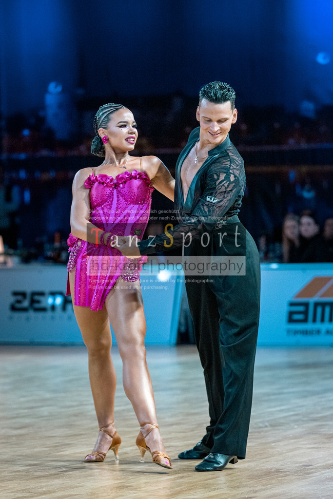 20251212_WDSF_World_Ch_Cup_RS-Lat_1330-2 | Tanzsportbilder, Standardtanz, Lateintanz, WDSF, DTV, LTVB, dancecomp, goc, hessen tanzt, blaues band der spree, walzer, tango, wiener walzer, slowfox, quickstepp, samba, rumba, cha-cha-cha, paso doble. jive, hd-kroft photography, turniertanzsport