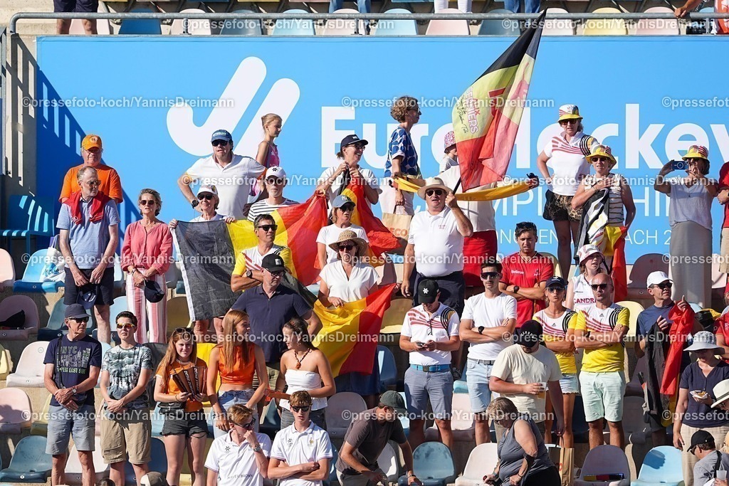 xydrx11082502010 | 11.08.2025, xydrx, Frauen EuroHockey Championship 2025, Gruppenphase, Gruppe B, England - Belgien, Sparkassenpark Mönchengladbach: Belgische Fans schwenken Fahnen,