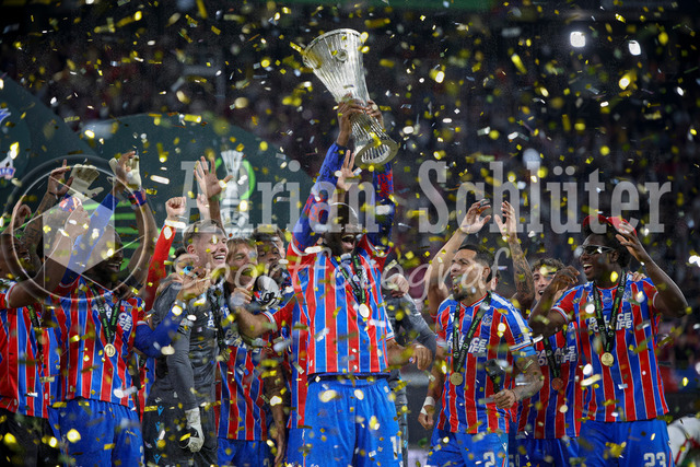 27.05.2026, EUR, Fussball, Herren, Conference League Finale, Saison 2025/2026, Crytsal Palace F.C. - Rayo Vallecano de Madrid | Jean-Philippe Mateta (Crystal Palace, 14) hält den Pokal in die Luft während es Konfetti regnet