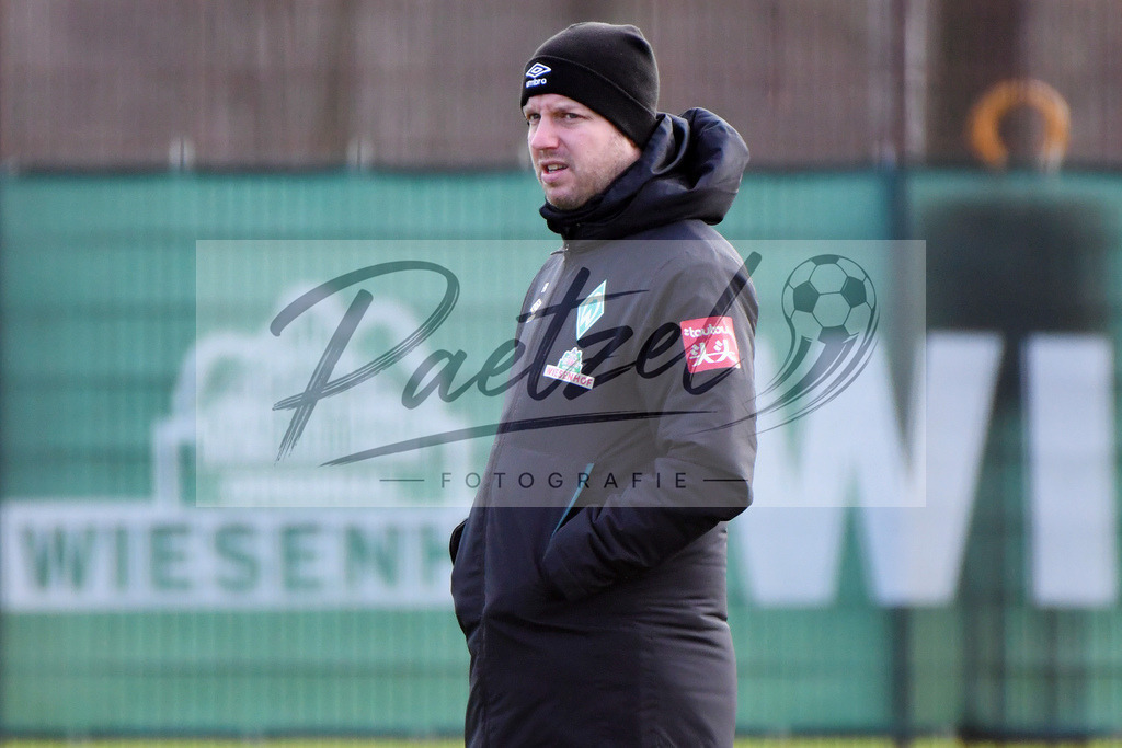 20200212_TRASVW_0044 | Fussball, Herren: Trainer Florian Kohfeldt (SV Werder Bremen) schaut waehrend der Trainingseinheit des SV Werder Bremen auf dem wohninvest Weserstadion Trainingsplatz am 12.02.2020 in Bremen, Deutschland. - Realisiert mit Pictrs.com