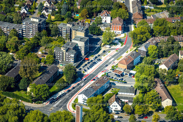 Gelsenkirchen240809572GE-Sued | Luftbild, Wohngebiet Hüllerstraße mit rot markierten Radwegen und Bushaltestelle, Bulmke-Hüllen, Gelsenkirchen, Ruhrgebiet, Nordrhein-Westfalen, Deutschland