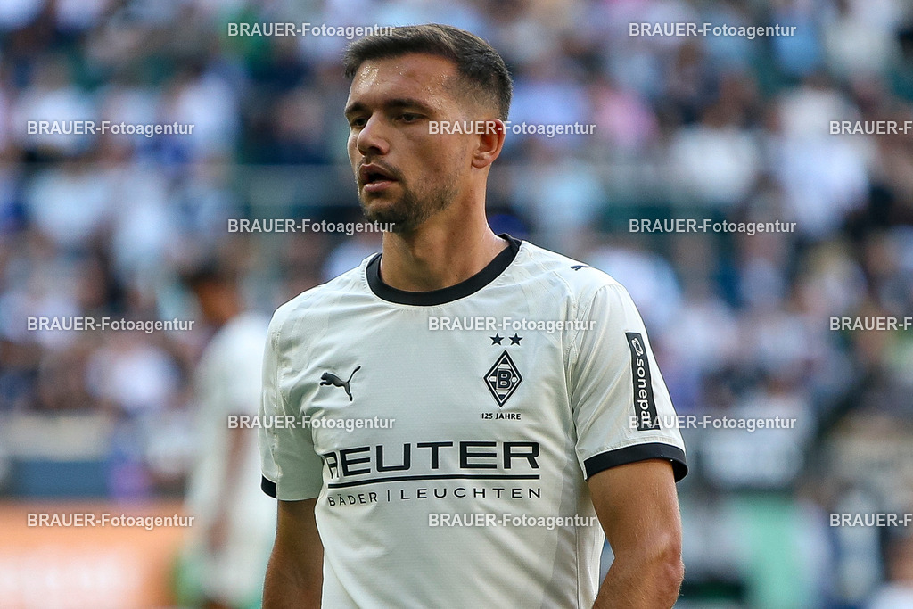 Borussia Mönchengladbach vs Hamburger SV - Bundesliga  | Mönchengladbach, Deutschland, 24.08.25:   Kevin Stöger (Borussia Mönchengladbach) schaut waehrend des Spiels der Bundesliga zwischen Borussia Mönchengladbach vs Hamburger SV im Stadion im Borussia Park(Foto von Brauer-Fotoagentur / Adrian Schlueter)