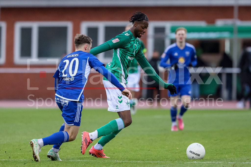 Fussball, Regionalliga Nord, SV Werder Bremen II - BSV Kickers Emden | v.li.: Luis Podolski (Kickers Emden, 20) und Joel Imasuen (SV Werder Bremen II, 15) im Zweikampf, Duell, Dynamik, Aktion, Action, Spielszene
