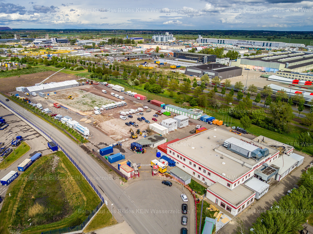 Alexmenü_3004_-0028 | Blick aus der Drohne auf den Firmenstandort von Alex Menü in Magdeburg. Die Luftaufnahme zeigt das Unternehmensgelände mit seinen Gebäuden und der unmittelbaren Umgebung aus einer übersichtlichen Perspektive.Die Drohnenaufnahme stellt den Standort bewusst als Ganzes dar und vermittelt einen schnellen Eindruck von Lage, Gebäudeanordnung und räumlicher Einbindung. Damit eignet sich das Motiv beispielhaft für die professionelle Darstellung eines Unternehmensstandortes.Luftbilder wie dieses können für Unternehmenswebsites, Geschäftsberichte, Standortpräsentationen oder die allgemeine Unternehmenskommunikation eingesetzt werden. Die Drohne ermöglicht dabei eine Perspektive, die vom Boden aus nur schwer zu erreichen ist. - Realisiert mit Pictrs.com