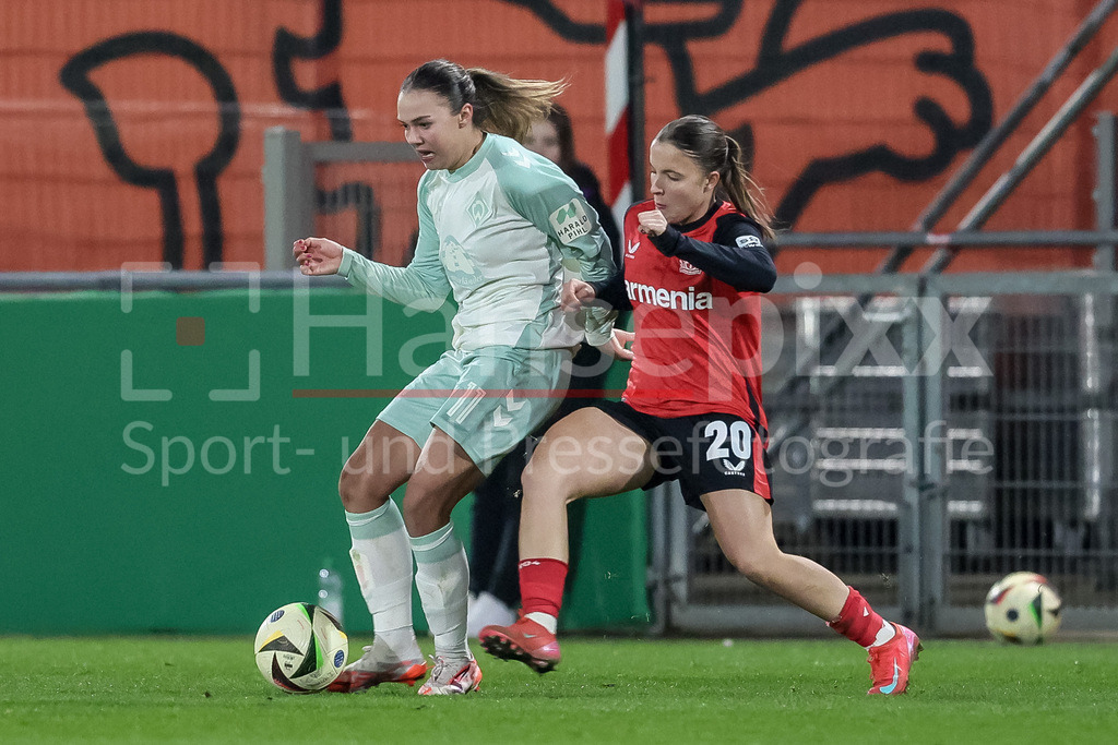Fussball, DFB-Pokal Frauen, Bayer 04 Leverkusen - SV Werder Bremen | v.li.: Maja Sternad (SV Werder Bremen, 11) und Estrella Merino Gonzalez (Bayer 04 Leverkusen, 20) im Zweikampf, Duell, Dynamik, Aktion, Action, Spielszene, DIE DFB-RICHTLINIEN UNTERSAGEN JEGLICHE NUTZUNG VON FOTOS ALS SEQUENZBILDER UND/ODER VIDEOÄHNLICHE FOTOSTRECKEN. DFB REGULATIONS PROHIBIT ANY USE OF PHOTOGRAPHS AS IMAGE SEQUENCES AND/OR QUASI-VIDEO.