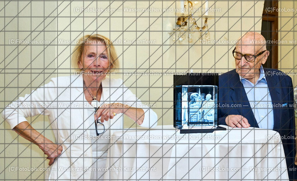 ALP8818_XXXX-Chopin-Festival_Jubilaeumsgeschenk Spandl | (C)FotoLois.com, Alois Spandl. XXXX. Chopin-Festival in der Kartause Gaming, Empfang im Prälatensaal nach dem Eröffnujngskonzert, Fr 16. August 2024.