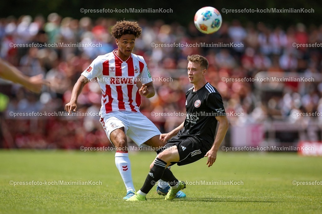 1FC12072501133 | 12.07.2025, Fußball, SV Bergisch Gladbach 09 - 1. FC Köln, Testspiel, BELKAW-Arena, Saison 2025 2026: Neo Telle (1.FC Koeln #49) im Zweikampf gegen Tristan Arndt (Bergisch-Gladbach #10) DFB regulations prohibit any use of photographs as image sequences and or quasi-video.