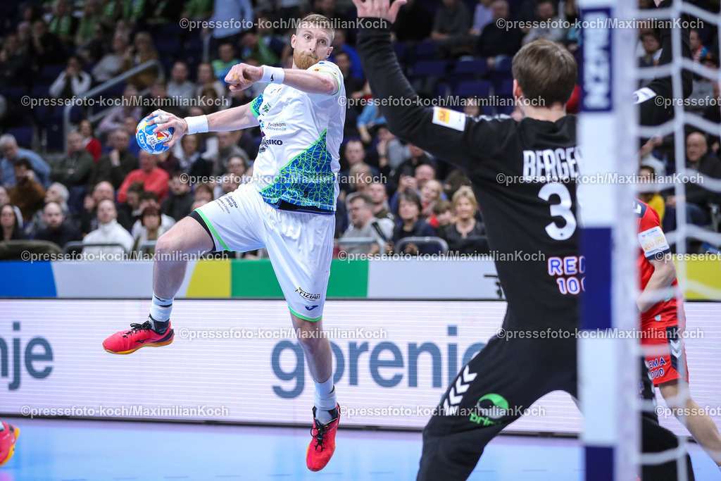 EHFEURO15012402003 | 15.01.2024, EHF EURO 2024, Männer Europameisterschaft Handball, Mercedes-Benz-Arena in Berlin, Norwegen - Slowenien: Blaz Blagotinsek (Slowenien) wirft den Ball auf das Tor von Torhüter Torbjorn Sittrup Bergerud (Norwegen)