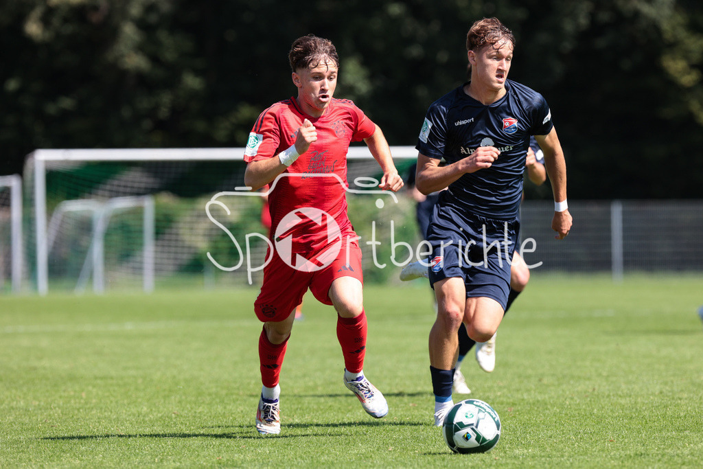 SpVgg Unterhaching U19 - FC Bayern München U19 | im Duell Tim BINDER (FCB #7) und Nicolas BOEHNKE (UHG #23) / Zweikampf