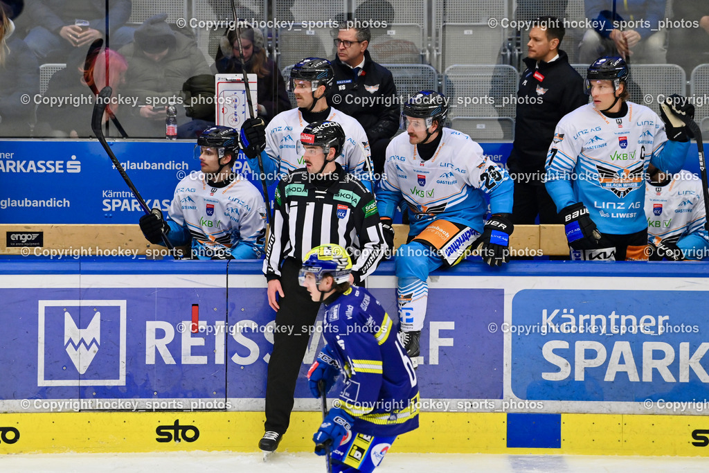EC IDM WÄRMEPUMPEN VSV vs. Steinbach Black Wings Linz | Spielerbank Black Wings Linz, PUFF WOLFGANG Referee, Headcoach Black Wings Linz PHILIPP LUKAS, EC IDM WÄRMEPUMPEN VSV vs. Steinbach Black Wings Linz, EC IDM WÄRMEPUMPEN VSV vs. Steinbach Black Wings Linz am 28.11.2025 in Villach (Stadthalle Villach), Austria, (Photo by Bernd Stefan)