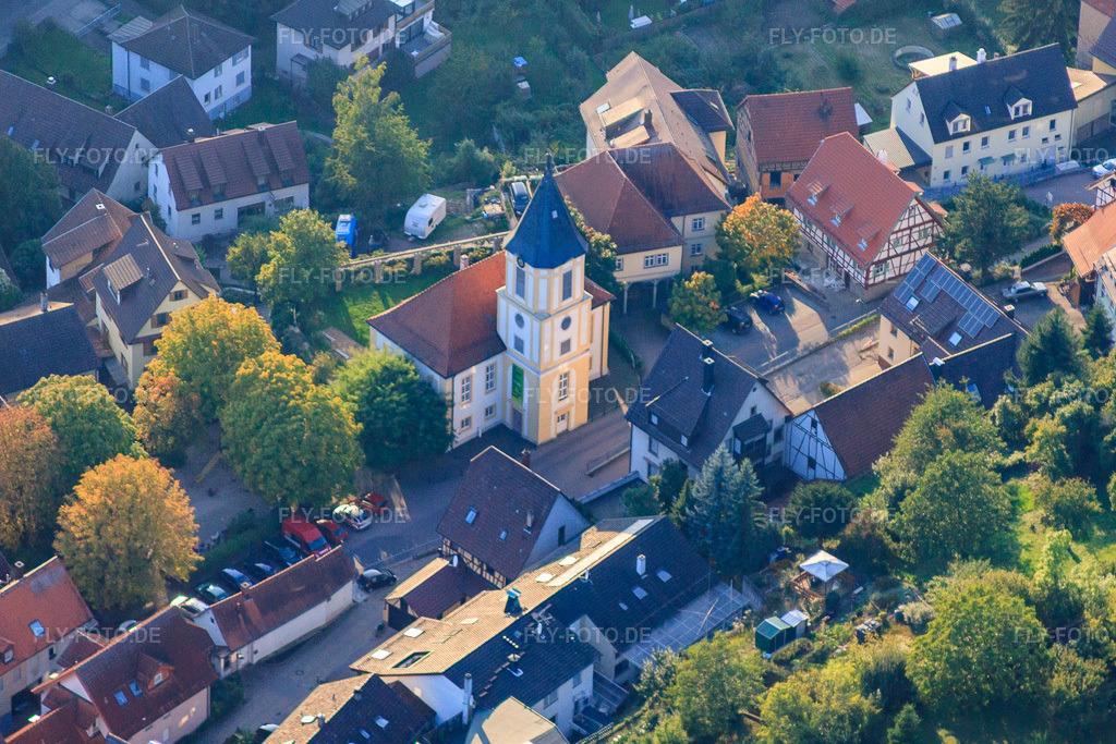 Luftbild: evangelische Kirche in Ispringen im Bundesland Baden-Württemberg in Deutschland. – Foto: IMG_59863.jpg vom 24.09.2013 durch Werner Riehm/FLY-FOTO.de – Auflösung des Originals: 4373 x 2915 px – Evangelische Kirchengemeinde Ispringen