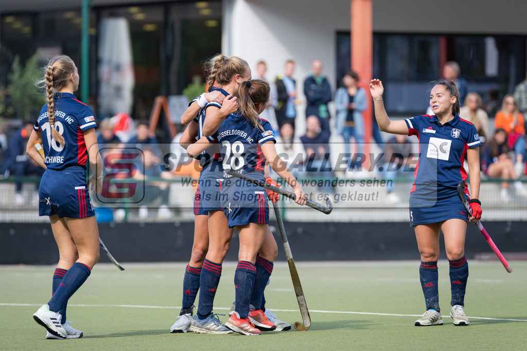 HK_20220925_100174 | 1. Bundesliga Damen Düsseldorfer HC - Berliner HC  am 25.9.2022 DHC Düsseldorf, Düsseldorf , rechts Pia Lhotak ( Düsseldorfer HC #5 ) , Tessa Schubert ( Düsseldorfer HC #28 ) , Lisa Nolte ( Düsseldorfer HC #17 ) , Sophia Schwabe ( Düsseldorfer HC #18 )