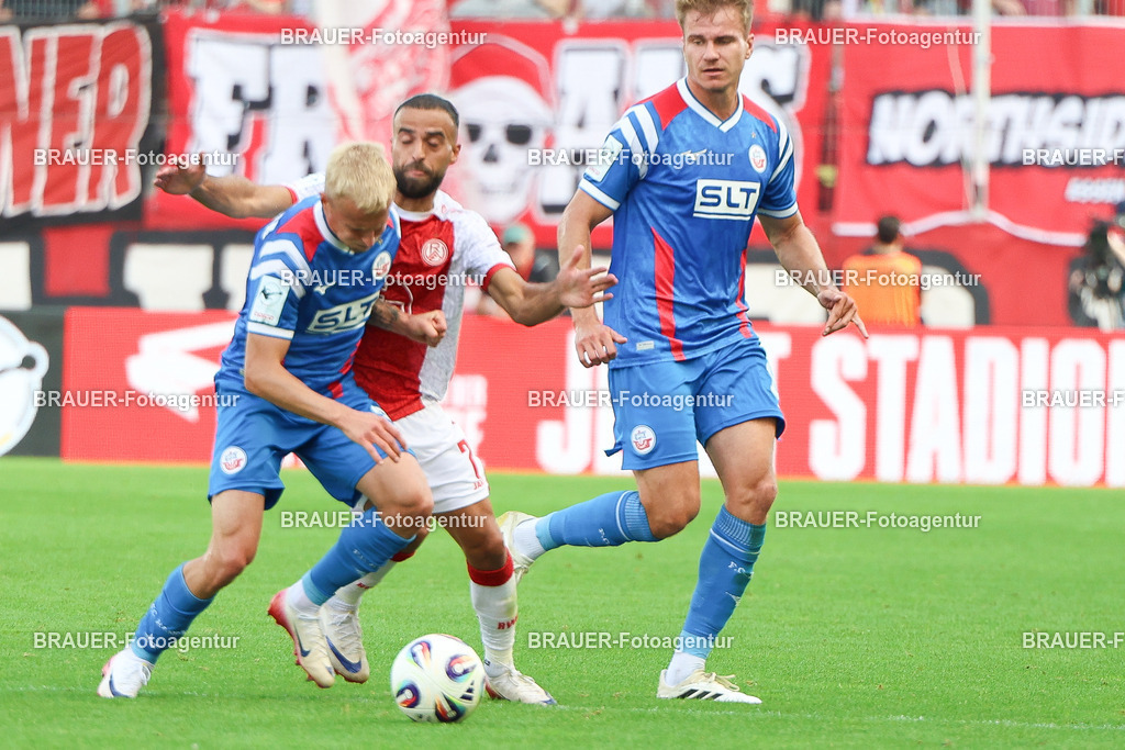 Rot-Weiss Essen - Hansa Rostock | Essen, Deutschland, 20.09.2025 Ramien Safi  (Rot-Weiss Essen) und Viktor Bergh (Hansa Rostock) im Kampf um den Ballwährend des 3.Liga Spiels zwischen  Rot-Weiss Essen und Hansa Rostock am 20.09.2025 im Stadion an der Hafenstraße in Essen. (Foto von Timo Bluhmki-Schmidt/Brauer Fotoagentur