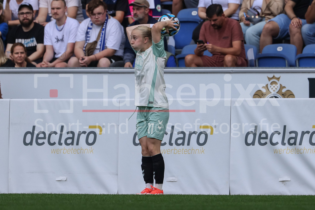 Fussball, DFB-Pokal Frauen, DSC Arminia Bielefeld - SV Werder Bremen | v.li.: Caroline Siems (SV Werder Bremen, 21) beim Einwurf, Aktion, Action, Spielszene, DIE DFB-RICHTLINIEN UNTERSAGEN JEGLICHE NUTZUNG VON FOTOS ALS SEQUENZBILDER UND/ODER VIDEOÄHNLICHE FOTOSTRECKEN. DFB REGULATIONS PROHIBIT ANY USE OF PHOTOGRAPHS AS IMAGE SEQUENCES AND/OR QUASI-VIDEO.