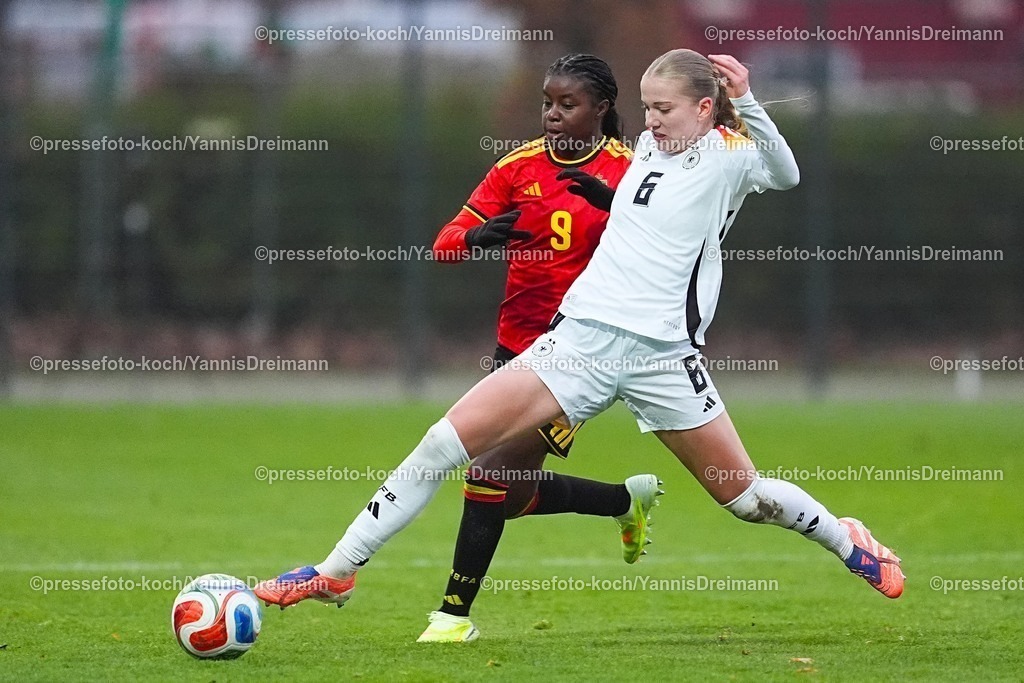 xYDRx26112502062 | 26.11.2025, xydrx, Fußball, Länderspiel, EM-Qualifikation U19-Frauen, Belgien - Deutschland, Sportschule Wedau: Kadhiya De Ceuster (BEL #9) im Zweikampf gegen Marie Gmeineder (GER #6)