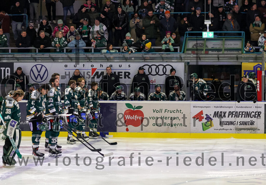 2025-11-30_043_TSV_Erding_gegen_EC_Peiting | Erding, Deutschland, 30.11.2025:Eishockey, Oberliga Süd 2025 / 2026, 22. Spieltag, TSV Erding gegen EC Peiting, Endergebnis: 5:1Torwart Leon Meder (Erding Gladiators, #39), Marco Pfleger (Erding Gladiators, #47), Marc Schmidpeter (Erding Gladiators, #33), Elia Ostwald (Erding Gladiators, #17), Jesse Kauhanen (Erding Gladiators, #4), Pascal Steck (Erding Gladiators, #73), Thomas Matheson (Erding Gladiators, #37), Co-Trainer Maximilian Helling (Erding Gladiators), Teamchef Dominik Quinlan (Erding Gladiators)Foto: Christian Riedel / fotografie-riedel.net