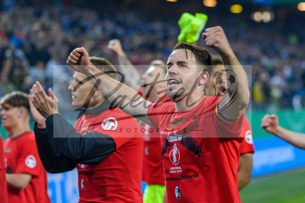 HSVSCF20220419_168 | Fussball, Herren: Christian Guenter (SC Freiburg) Schlussjubel, jubelt nach dem 1:3 Sieg beim DFB-Pokal-Halbfinalspiel zwischen Hamburger SV und SC Freiburg im Volksparkstadion am 19.04.2022 in Hamburg, Deutschland.DFB / DFL REGULATIONS PROHIBIT ANY USE OF PHOTOGRAPHS AS IMAGE SEQUENCES AND/OR QUASI-VIDEO. - Realisiert mit Pictrs.com