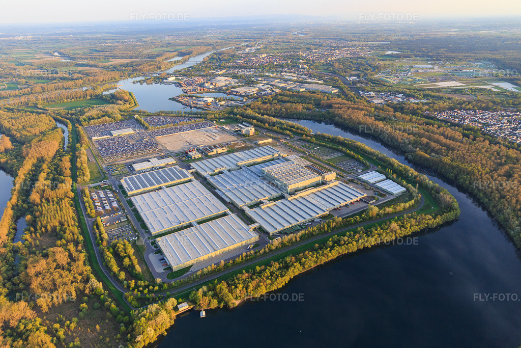 Luftbild: Insel Grün im Lingenfelder Altrhein mit Mercedes-Benz Global Logistics Center und MOSOLF Logistics & Services GmbH in Germersheim im Bundesland Rheinland-Pfalz in Deutschland.Foto: IMG_106639.jpg vom 17.04.2018 durch Werner Riehm/FLY-FOTO.deGROUP.MERCEDES-BENZ.COMInternationale Automobillogistik