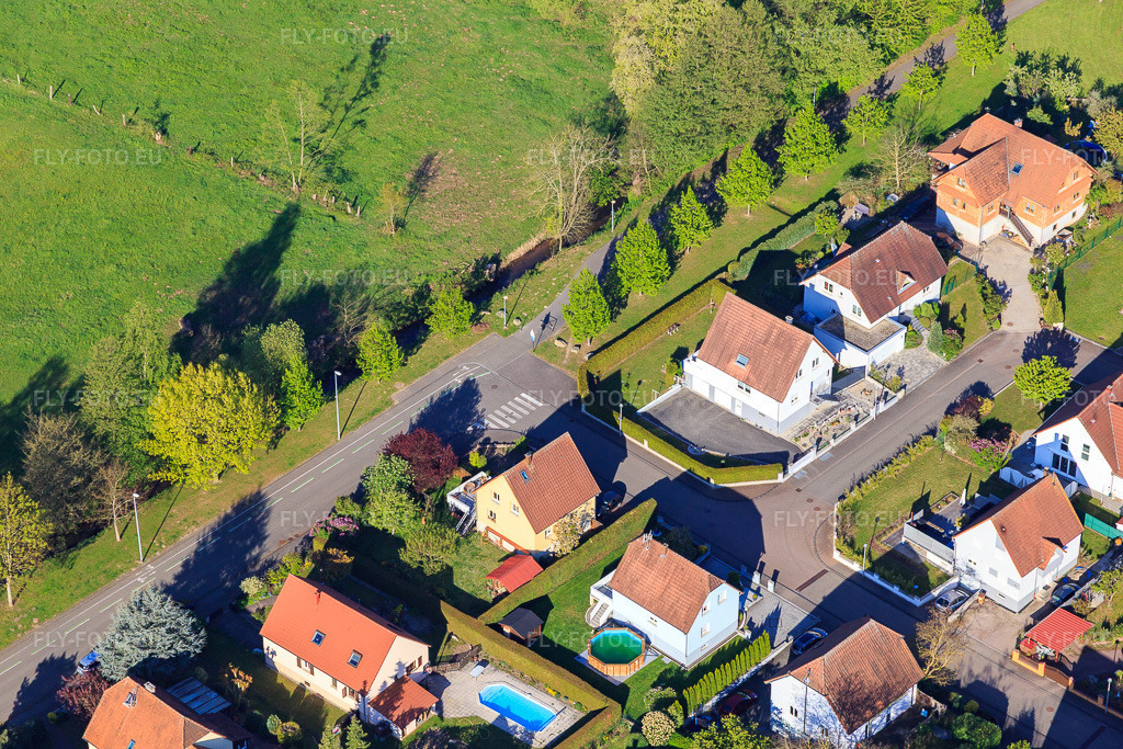 Vue aérienne: Rue des Sarments x Rue Heuwiese Altenstadt à le quartier Altenstadt in Wissembourg dans le département Bas Rhin, France – .Photo: IMG_099282.jpg prise le 30/04/2017 par Werner Riehm/FLY-FOTO.eu – Résolution de l'original: 5472 x 3648 px