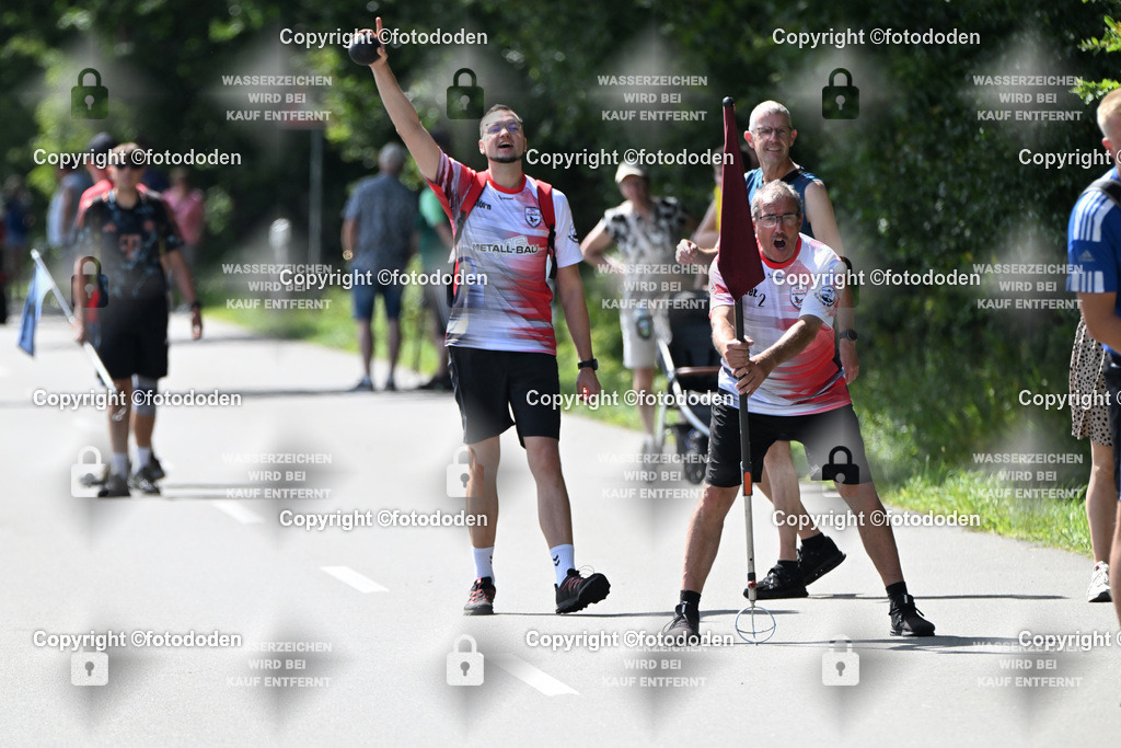 DSC_1059 | Björn Warfsmann (links) warf mit Martin Siebolds (Burhafe). Als Bahnanweiser war Martins Vater Dieter Siebolds dabei.