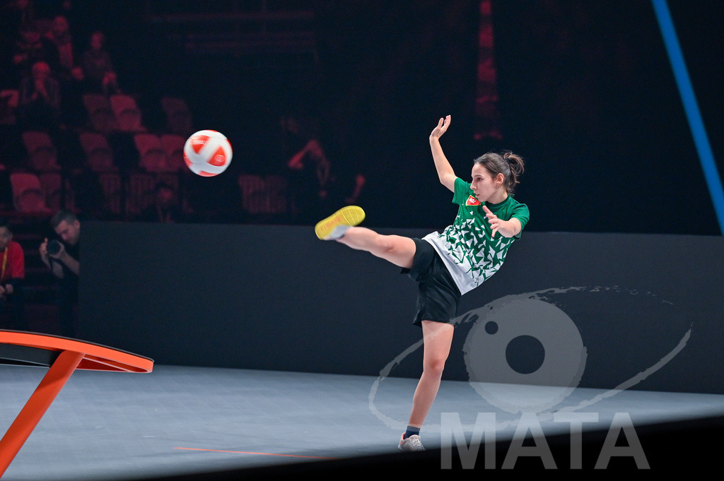 _DWI5918 | Anna Iszak beim Frauen- Single  Ungarn vs. USA bei der Teqball Weltmeisterschaft 2022 in der Kia Metropole Arena. Nürnberg, 27.11.2022 - Realisiert mit Pictrs.com
