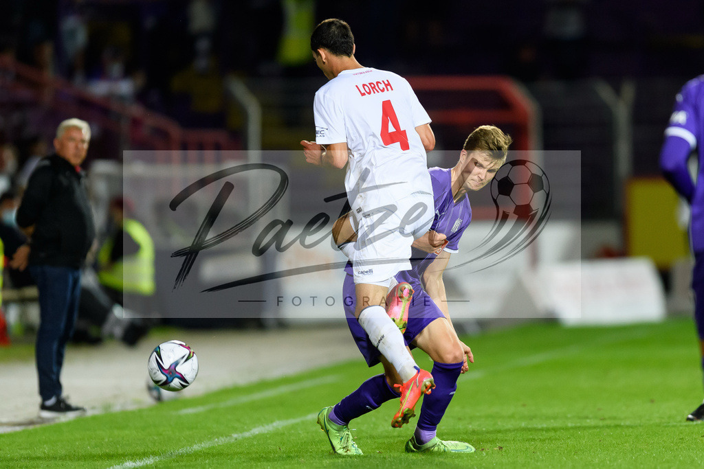 OSNVKO2021090620210906_204 | Fussball, Herren: Jeremias Lorch (FC Viktoria Koeln) und Lukas Kunze (VfL Osnabrueck) im Zweikampf beim Spiel der 3. Liga zwischen VfL Osnabrueck und FC Viktoria Koeln im Stadion an der Bremer Bruecke am 06.09.2021 in Osnabrueck, Deutschland.DFB / DFL REGULATIONS PROHIBIT ANY USE OF PHOTOGRAPHS AS IMAGE SEQUENCES AND/OR QUASI-VIDEO. - Realisiert mit Pictrs.com