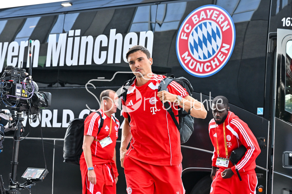 Paris Saint Germain - FC Bayern München | Im Bild Joao PALHINHA (FC Bayern Muenchen 16) bei der Teamankuft vor dem Spiel / Einzelfoto / Freisteller / FIFA Club World Cup: Paris Saint Germain - FC Bayern Muenchen, Mercedes Benz Stadium am 05.07.2025 / NOT FOR SALE IN USA
