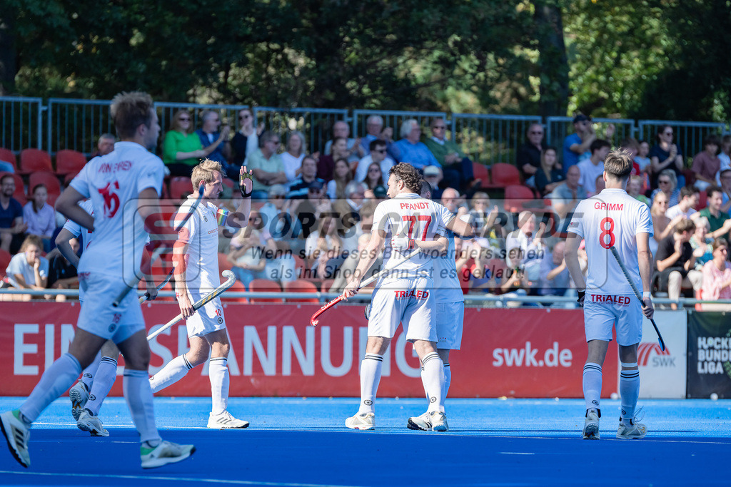 HK_20231001_104928 | 1.Bundesliga Herren Crefelder HTC - Harvestehuder THC am 1.10.2023 CHTC, Krefeld , Niklas Wellen ( Crefelder HTC 10 ) , Masi Pfandt ( Crefelder HTC #77 ) , Niklas Grimm ( Crefelder HTC #8 )