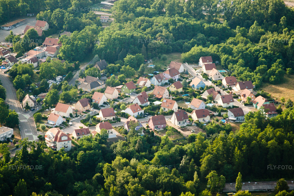Luftbild: Ortsansicht in Bischwiller im Bundesland Bas-Rhin in Frankreich. Foto: IMG_30434.jpg vom 09.07.2010 durch Werner Riehm/FLY-FOTO.de