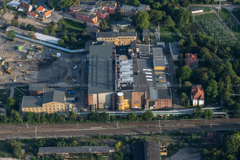4040582 | LEIPZIG 14.09.2020 Firmengelände der " Leipziger Stadtwerke " mit Hallen, Firmengebäuden und Produktionsstätten an der Bornaischen Straße im Ortsteil Lössnig in Leipzig im Bundesland Sachsen, Deutschland. Weiterführende Informationen bei: Stadtwerke Leipzig GmbH. // Company grounds and facilities of " Leipziger Stadtwerke " on the Bornaischen Strasse in the district Loessnig in Leipzig in the state Saxony, Germany. Further information at: Stadtwerke Leipzig GmbH. Foto: Gerhard Launer