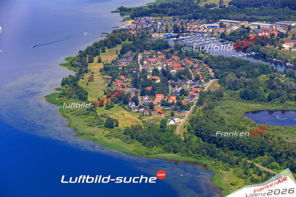 Die Luftbildaufnahme Hafendorf - Müritz wurde 2018 mittels Flugzeug (keine Drohne) erstellt. Perfekte Schärfe und Druck- Auflösung- Garantiert!