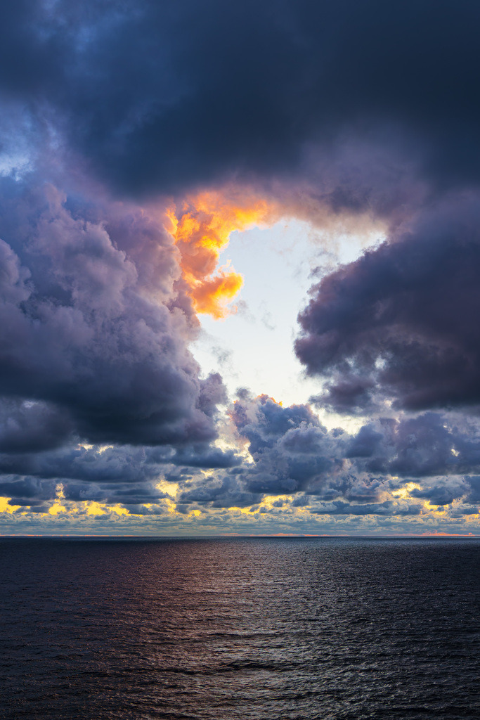 Blick über die Ostsee mit Wolken und Sonnenuntergang | Blick über die Ostsee mit Wolken und Sonnenuntergang.