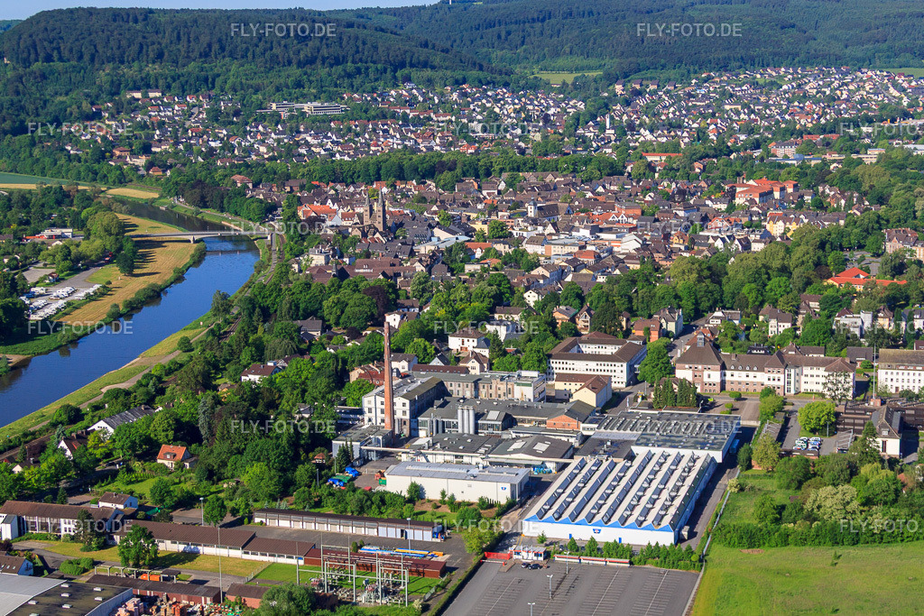 Industriegebiet Von-Siemens-Straße am Weserufer mit Optibelt GmbH https://www.optibelt.com | Luftbild: Industriegebiet Von-Siemens-Straße am Weserufer mit Optibelt GmbH https://www.optibelt.com in Höxter im Bundesland Nordrhein-Westfalen in Deutschland. Foto: IMG_65739.jpg vom 25.05.2014 durch Werner Riehm/FLY-FOTO.de - Realisiert mit Pictrs.com