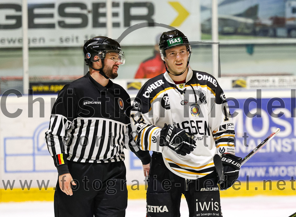 2022-09-23_078_TSV_Erding_gegen_EV_Fuessen | Erding, Deutschland, 23.09.2022:
Eishockey, Bayernliga 2022 / 2023, Testspiel, TSV Erding gegen EV Füssen, Endergebnis: 1:3

Leon Dalldush (EV Füssen, #14)

Foto: Christian Riedel / fotografie-riedel.net