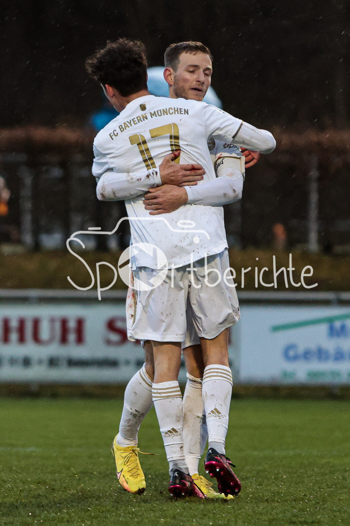 SV Heimstetten - FC Bayern Amateure | Die Bayern freuen sich nach dem Treffer zum 1-1 durch Younes AITAMER (FCB #17) / Timo KERN (FCB #10)