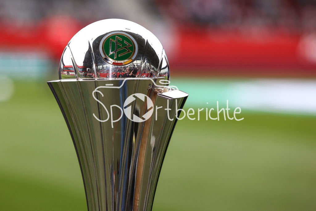 FC Bayern München Damen - Eintracht Frankfurt Damen | Das Objekt der Begierde - Der DFB-Pokal der Frauen beim Halbfinale in München