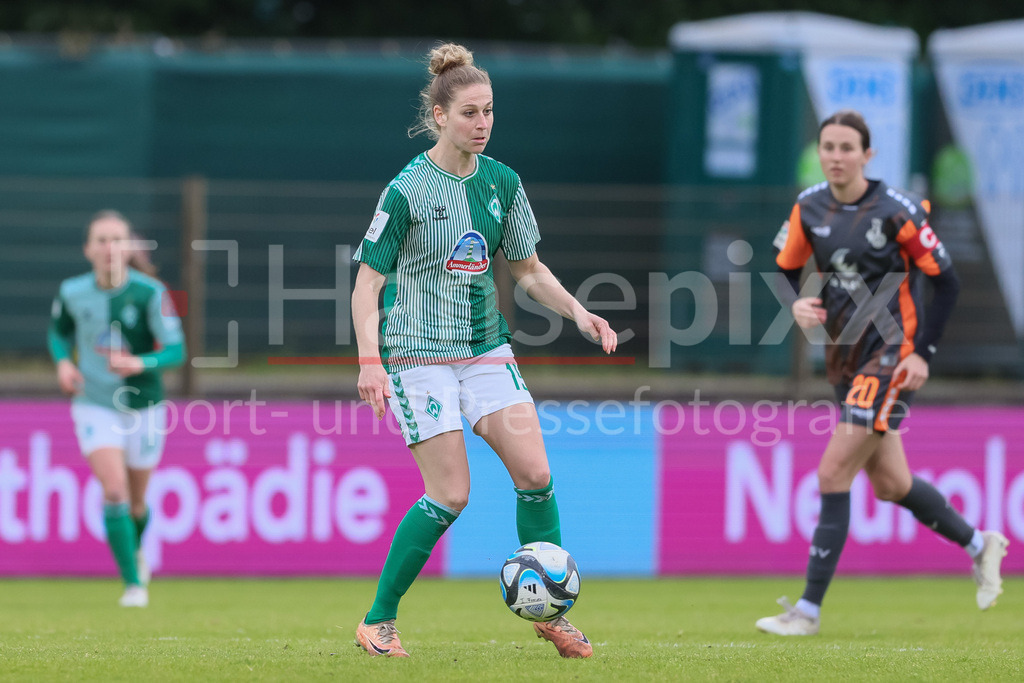 Fussball, Google Pixel Frauen-Bundesliga, SV Werder Bremen - MSV Duisburg | v.li.: Saskia Matheis (SV Werder Bremen, 19) am Ball, Einzelbild, Ganzkörper, Aktion, Action, Spielszene, DIE DFB-RICHTLINIEN UNTERSAGEN JEGLICHE NUTZUNG VON FOTOS ALS SEQUENZBILDER UND/ODER VIDEOÄHNLICHE FOTOSTRECKEN. DFB REGULATIONS PROHIBIT ANY USE OF PHOTOGRAPHS AS IMAGE SEQUENCES AND/OR QUASI-VIDEO.