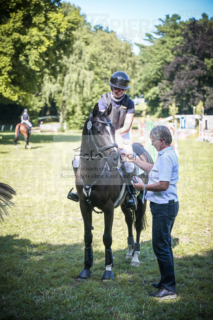 DOS_0713 | Entdecke hochwertige Reitturnierfotos von Foto Oger. Professionell, emotional und authentisch – jetzt Lieblingsmomente im Shop bestellen.Deutschlandweite Turnierfotografie. - Realisiert mit Pictrs.com