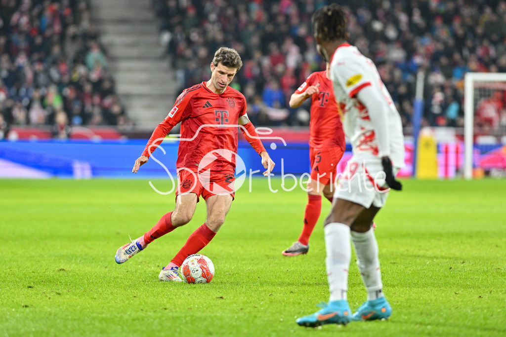Augsburger Panther - EC VSV | am BAll Thomas MUELLER (FC Bayern Muenchen 25) / Testspiel: RB Salzburg - FC Bayern Muenchen, Red Bull Arena am 06.01.2025