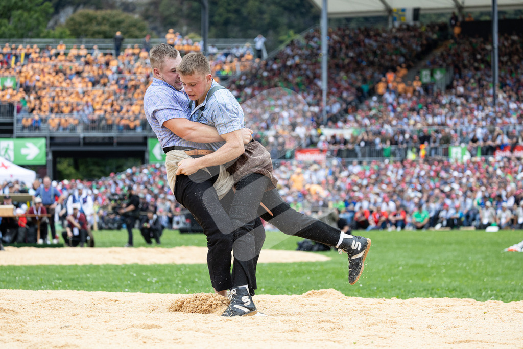 ESAF2025_03Gang_5091 | Die Schwinger des Schwyzer Kantonalen Schwingerverbandes: Fotos, die Dynamik und Leidenschaft festhalten, sowie emotionale Momente aus dem traditionellen Schwingsport zeigen. - Realisiert mit Pictrs.com
