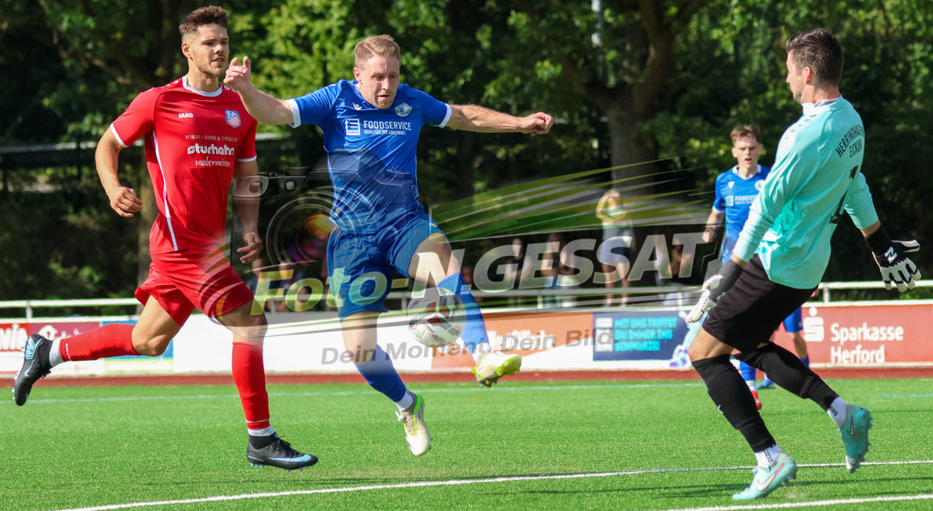 TuS Bardüttingdorf - TuRa Löhne | Auf dem Bild zu sehen: blau SV Löhne-Obernbeck: Pascal Dahlmann ; rot SG FA Herringhausen/Eickum v.l.: Tim Spilker, Lennart Rottmann (TW) SV Löhne-Obernbeck, SG FA Herringhausen/Eickum, Saison 26/27, Fistelmann SuperCup - Realisiert mit Pictrs.com