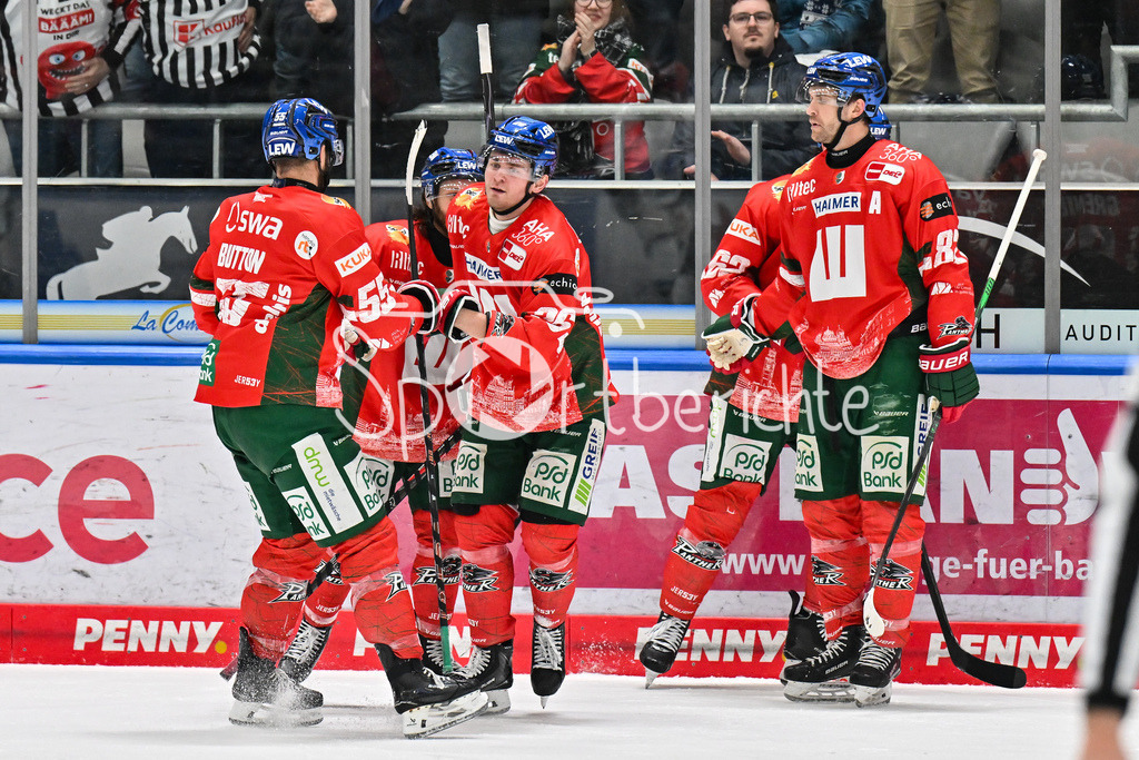 Augsburger Panther - Schwenninger Wild Wings | AUGSBURG, GERMANY - 02. JANUARY: Jubel der Panther nach dem Treffer zum 7-5 durch Alexander BLANK (Augsburger Panther 26) / Tor / Torschuetze / Freude / Happy während dem Match zwischen den Augsburger Panthern und den Schwenninger Wild Wings am 35. Spieltag der Penny DEL im Curt Frenzel Stadion